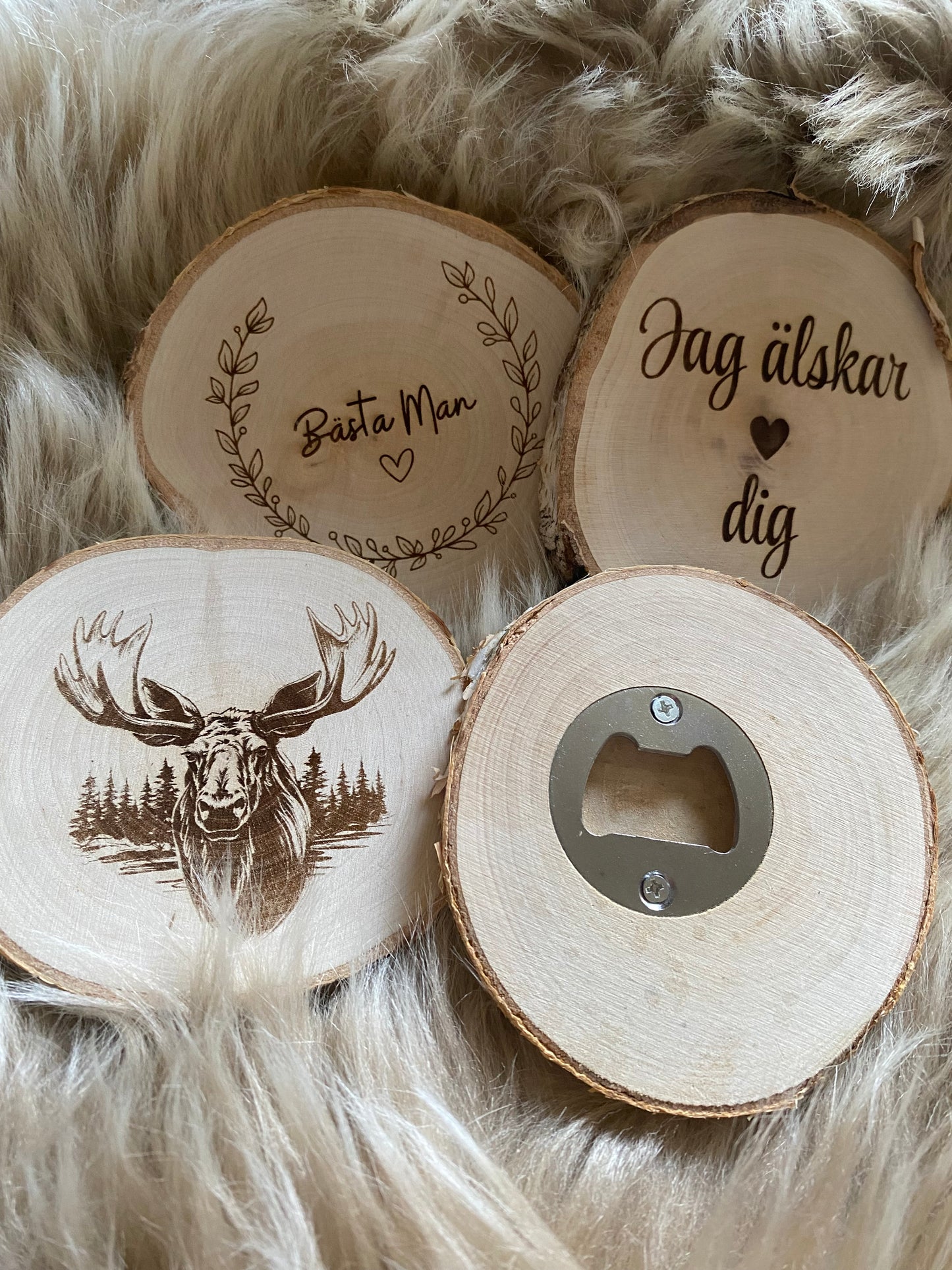 Underlägg i trä med integrerad flasköppnare av björk med bark