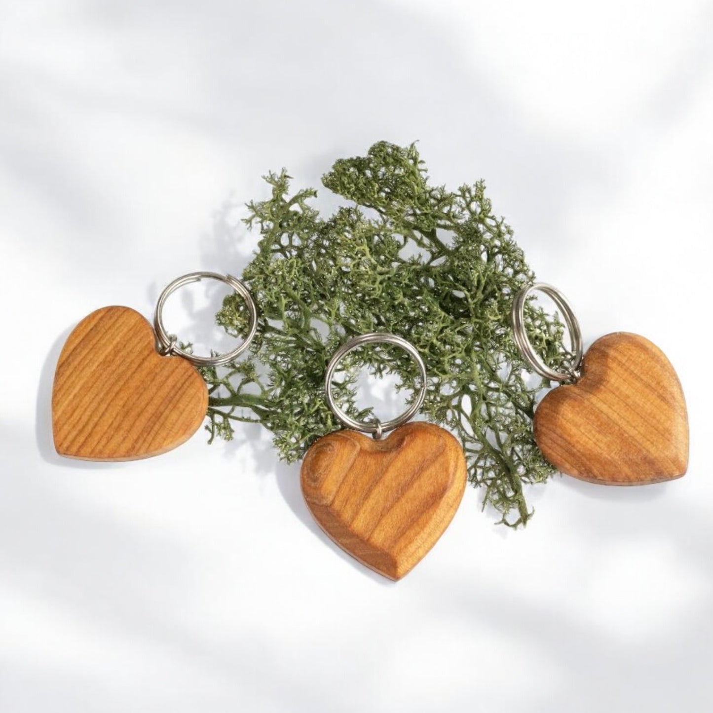 Hjärtformad nyckelring i trä | Oljade körsbär