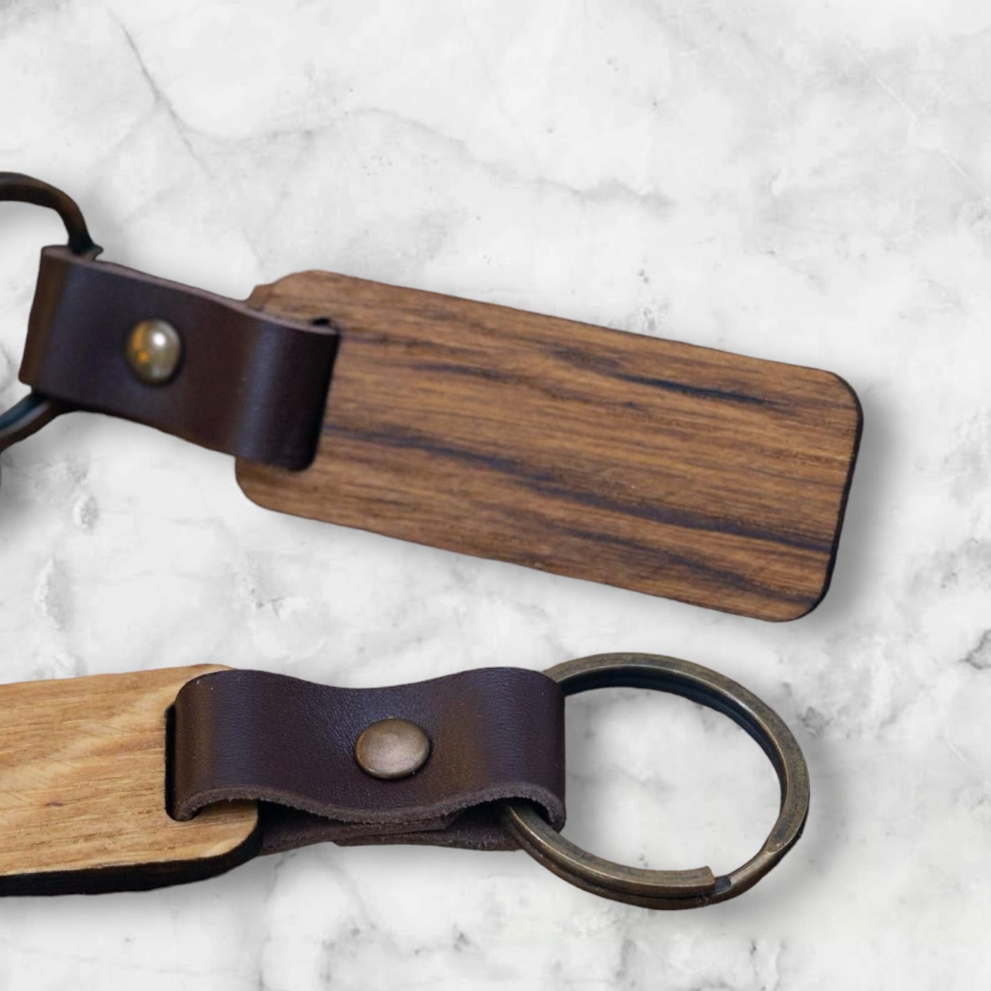 Nyckelring i trä av oljad ek med mörkbrun läderrem