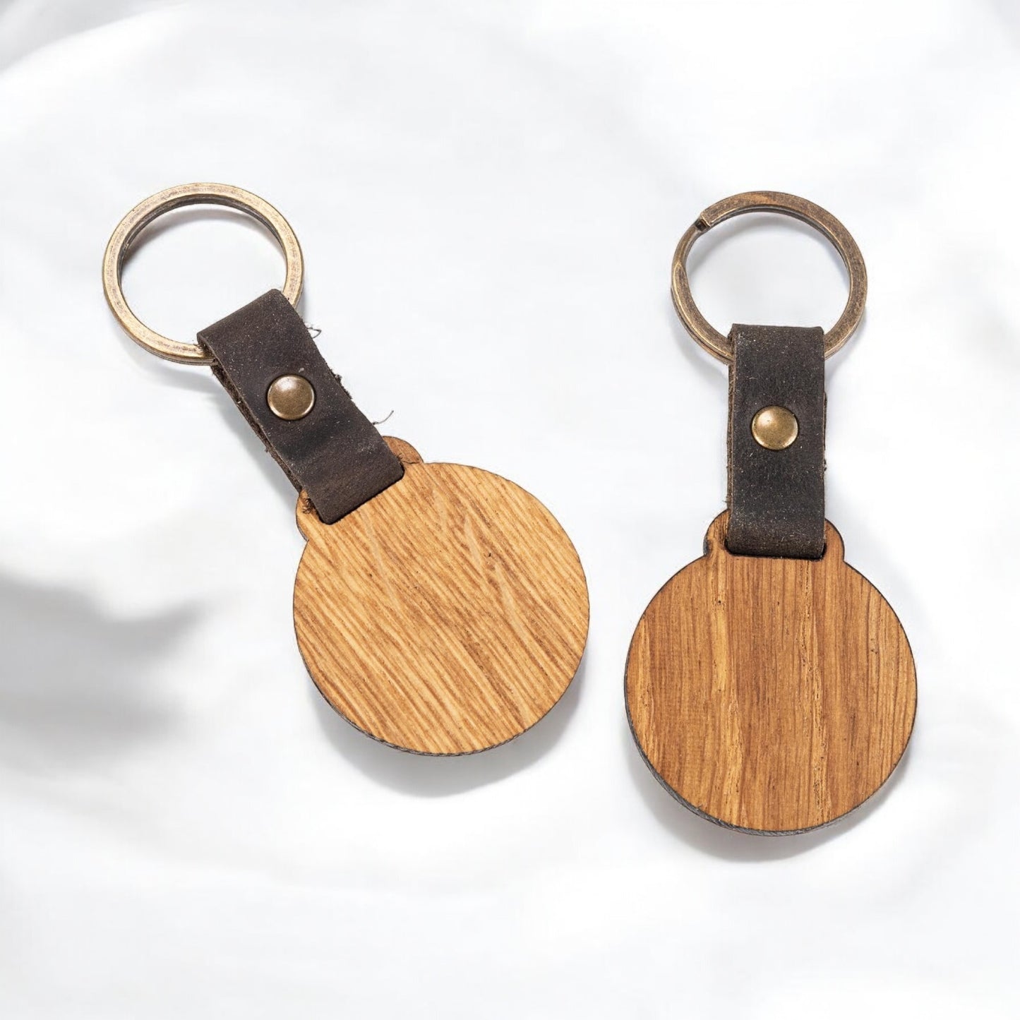 Nyckelring i trä av oljad ek med mörkbrun läderrem