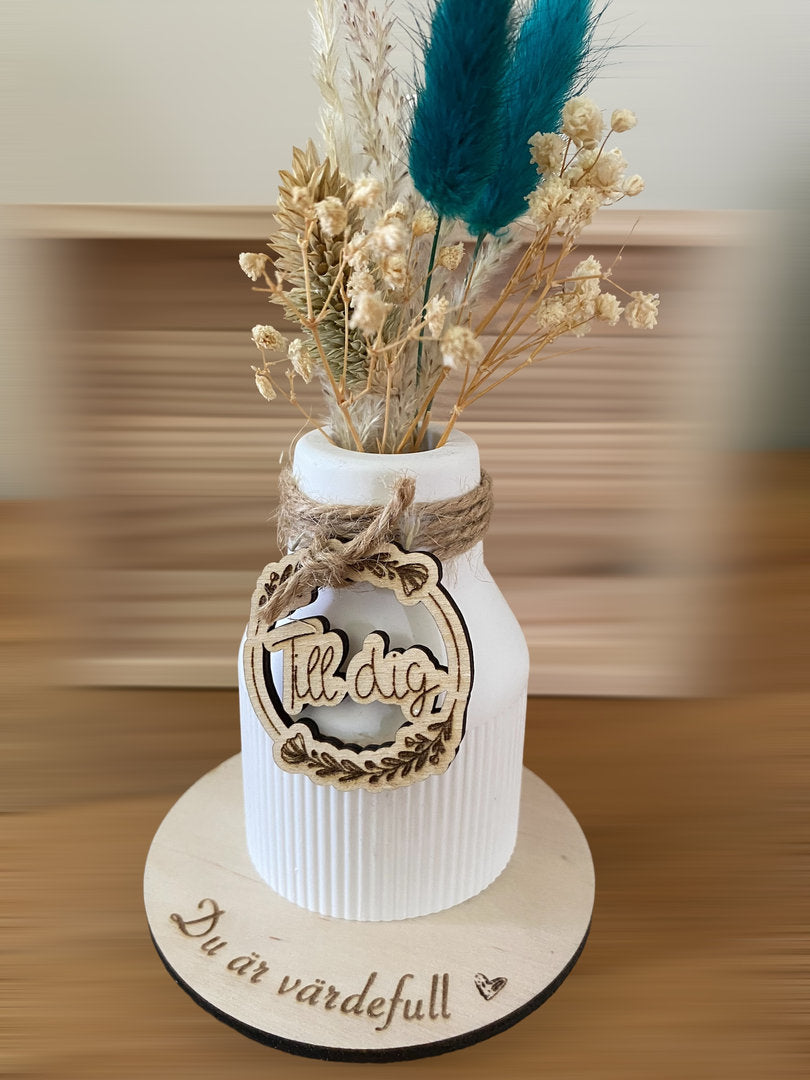 Dekovase auf graviertem Holzbrett „Du bist wertvoll“