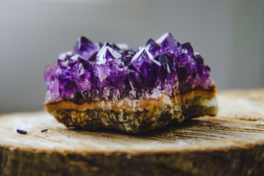 Ametist – En ädelsten full av mystik, historia och helande kraft