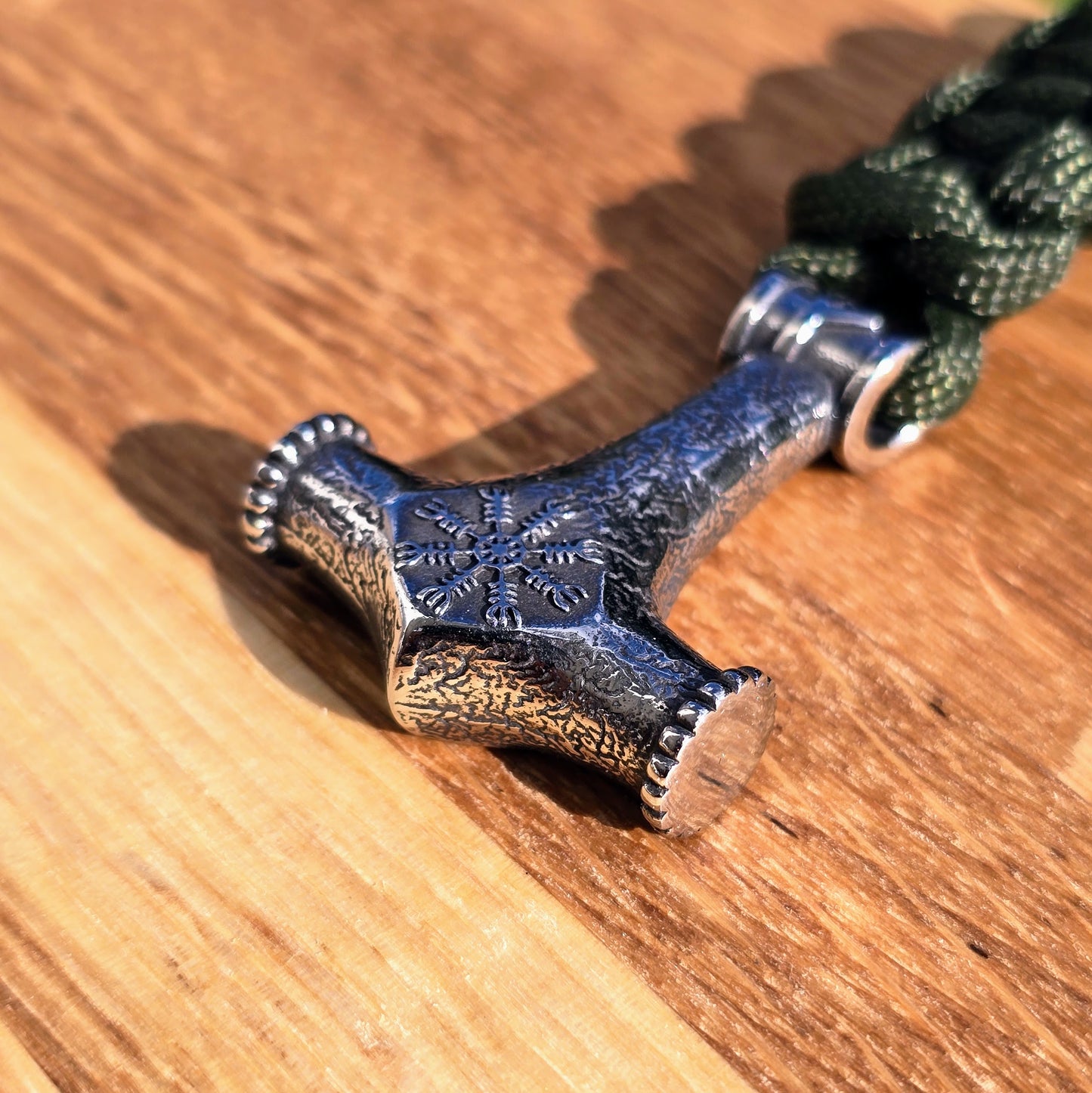 Paracord Armband "Mjölnir Galdrastafir" (Olivgrön)