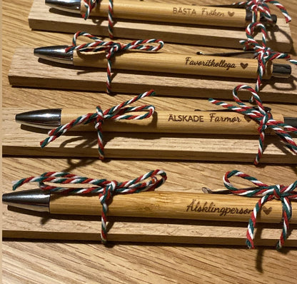 Bambu-pennor med gravyr