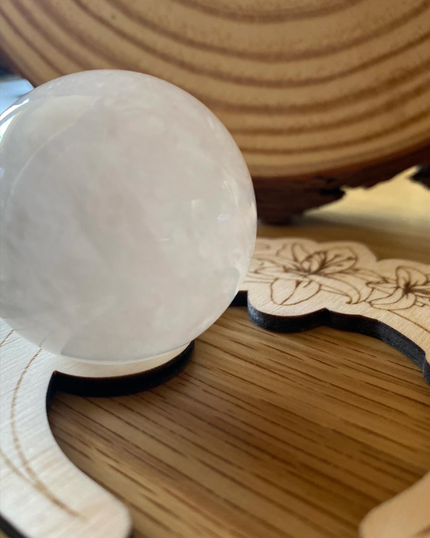 Kristallkulehållare med runor och symboler