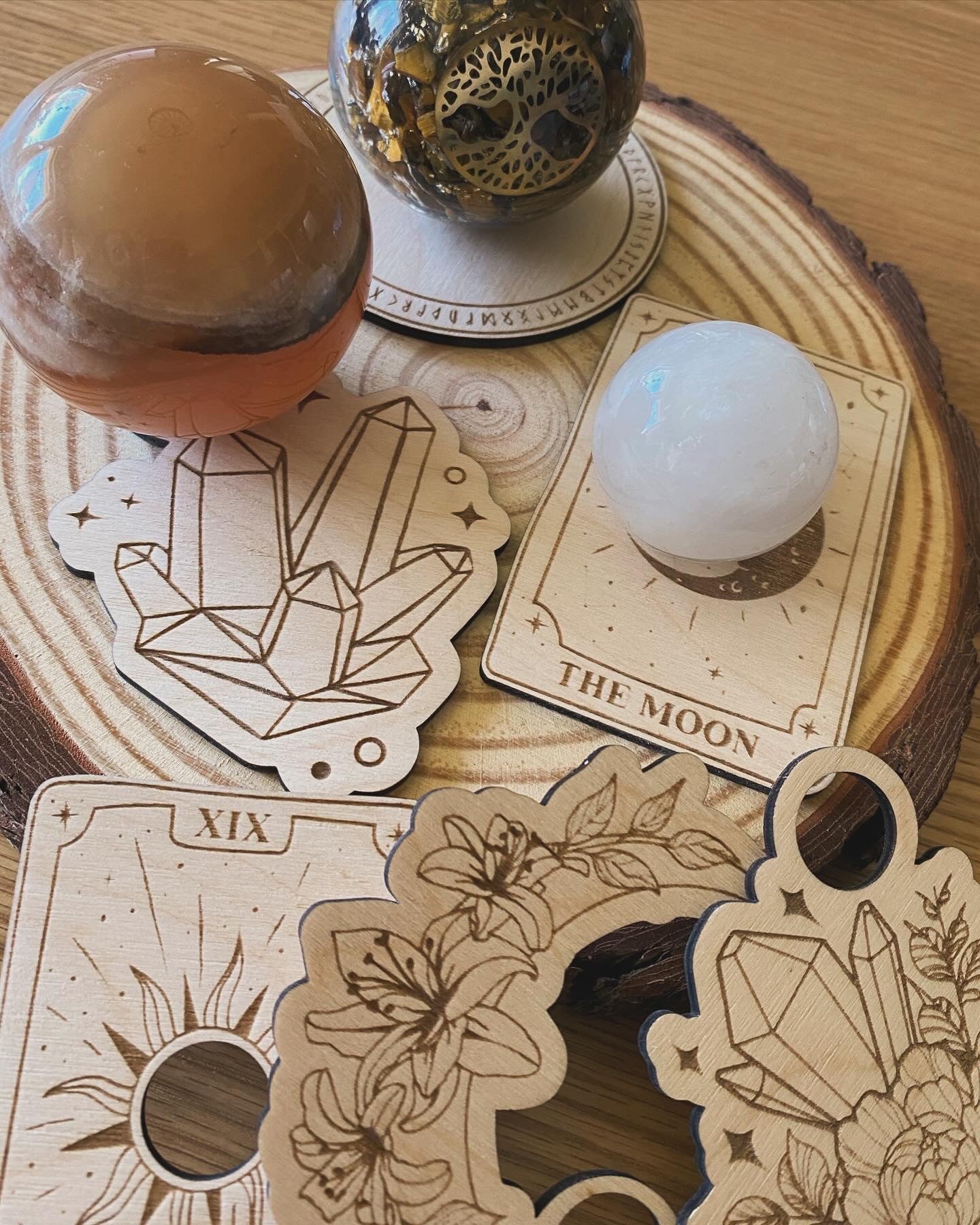 Kristallkulehållare med runor och symboler