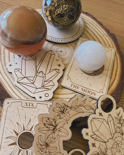 Kristallkulehållare med runor och symboler