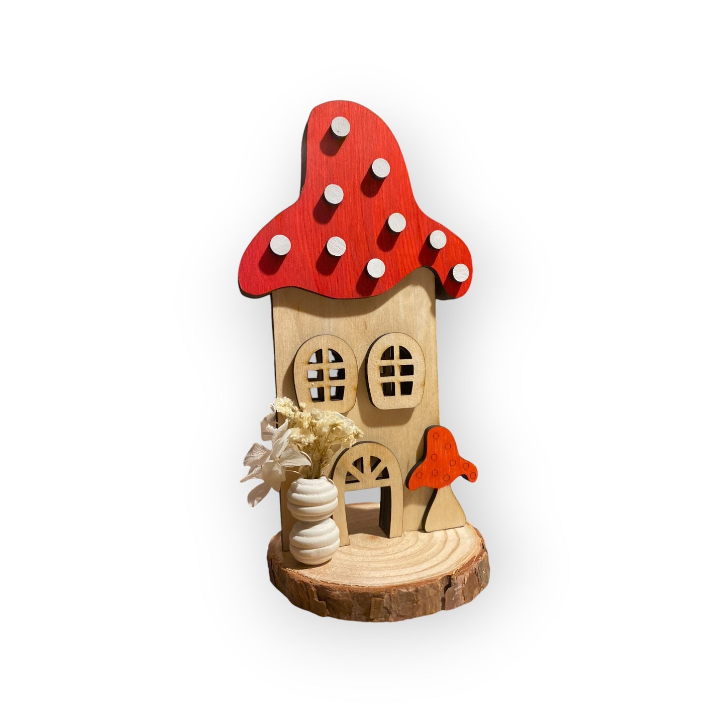 Pilzhaus auf Holzbrett