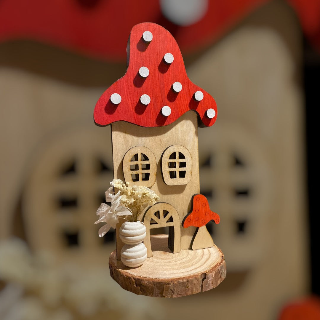 Pilzhaus auf Holzbrett