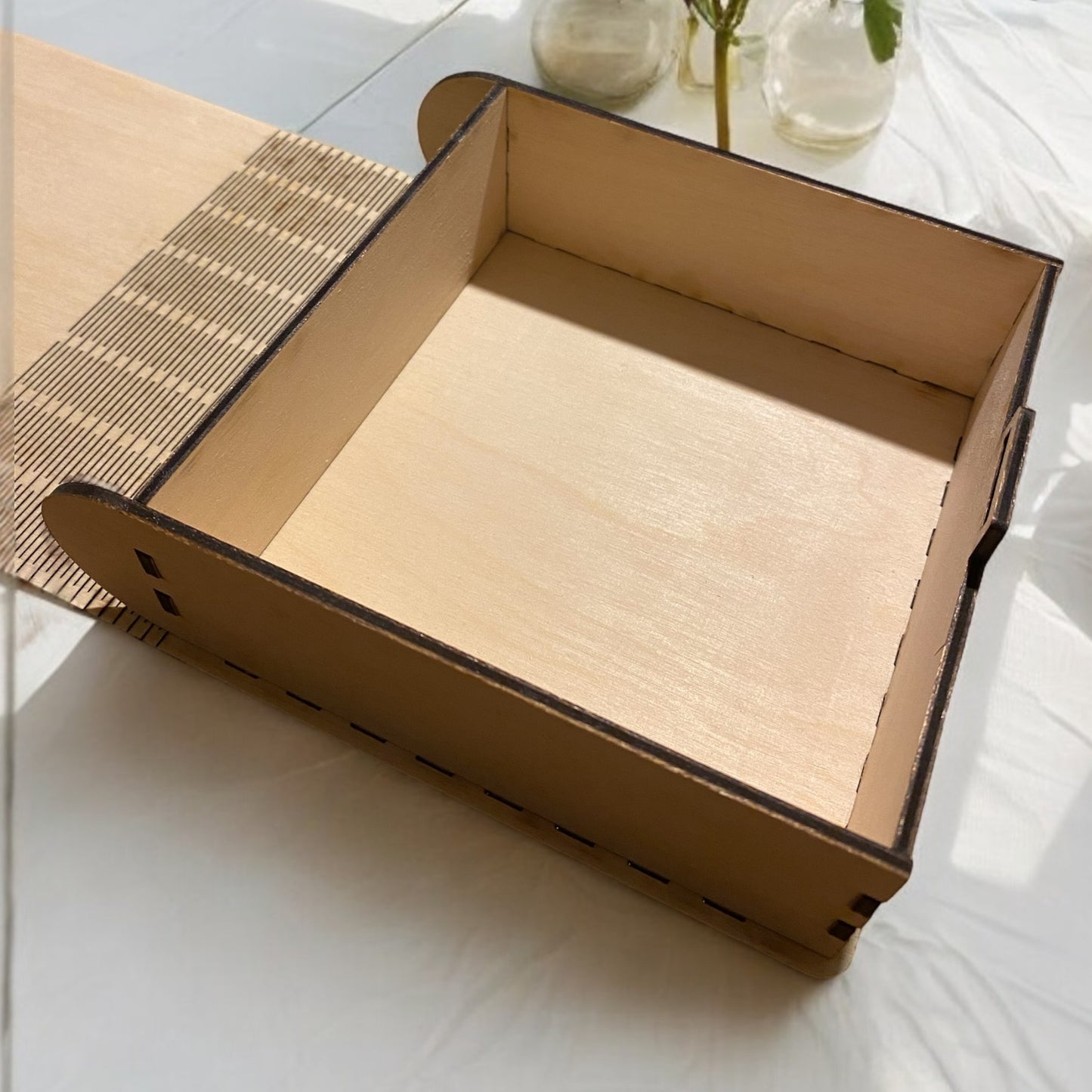 Hochzeitsgeschenk: Eine Holzkiste in Buchformat