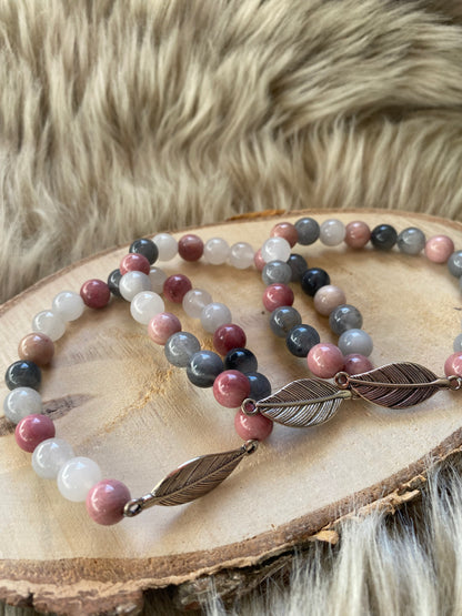 Armband / Mala - Rhodonit & Grå Kvarts med fjäder