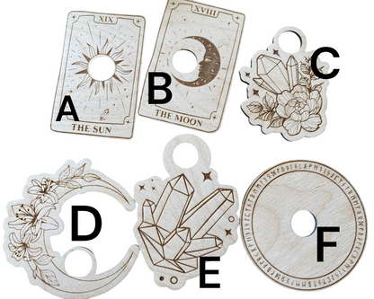 Kristallkulehållare med runor och symboler