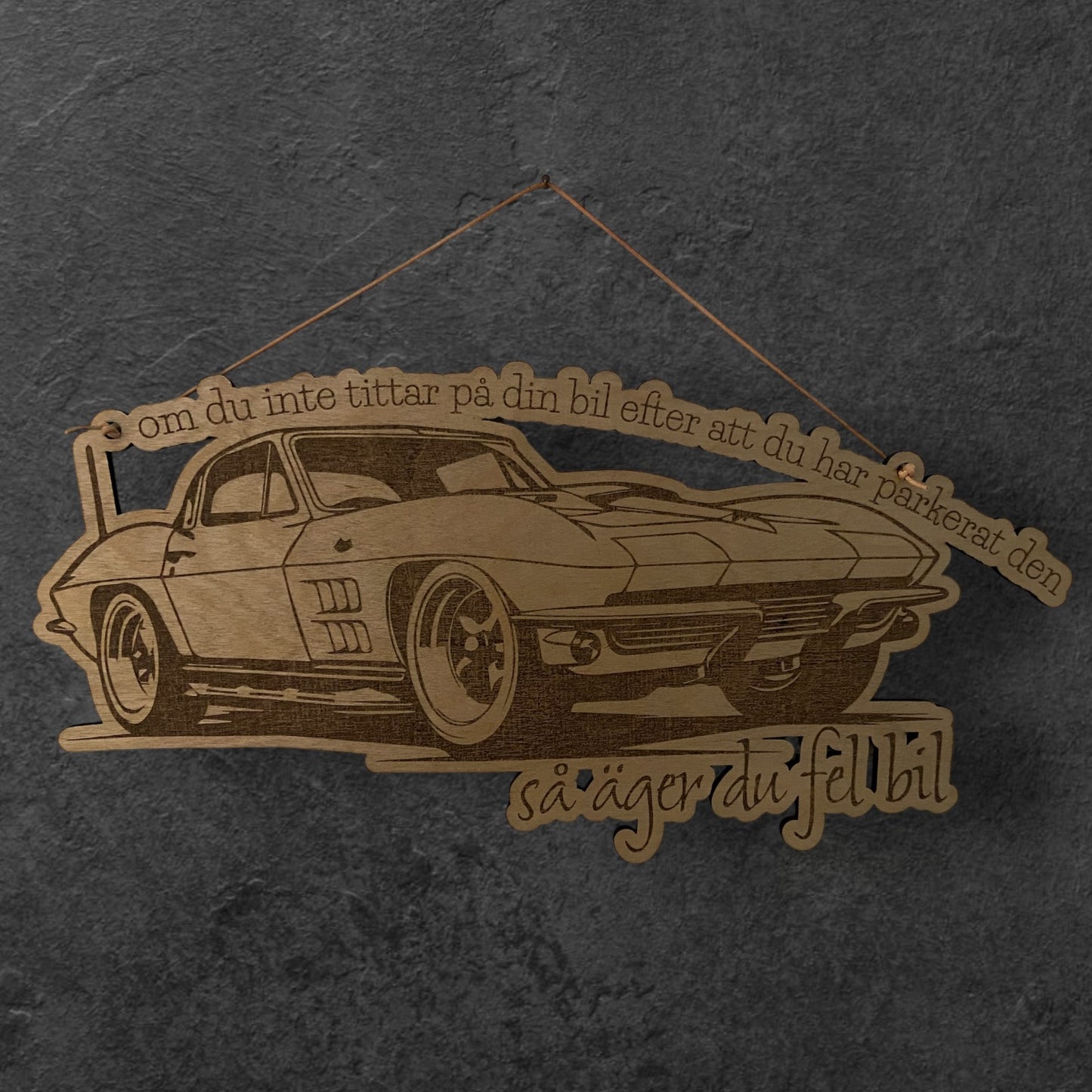 Skylt "om du inte tittar på din bil efter att du har parkerad den - så äger du fel bil"