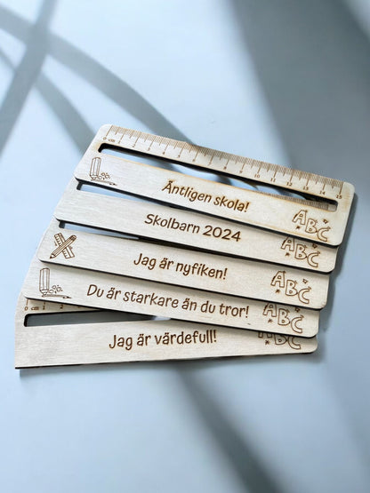 Reading aid for all ages with/without ruler function and a cutout