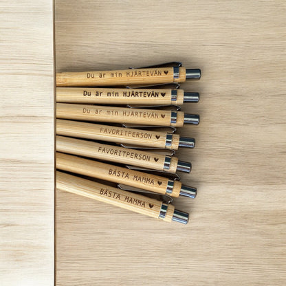 Bambu-pennor med gravyr