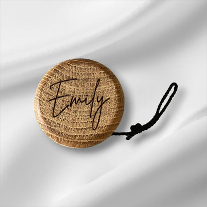 Elegant träjojo av oljad ek och svart snöre med ögla