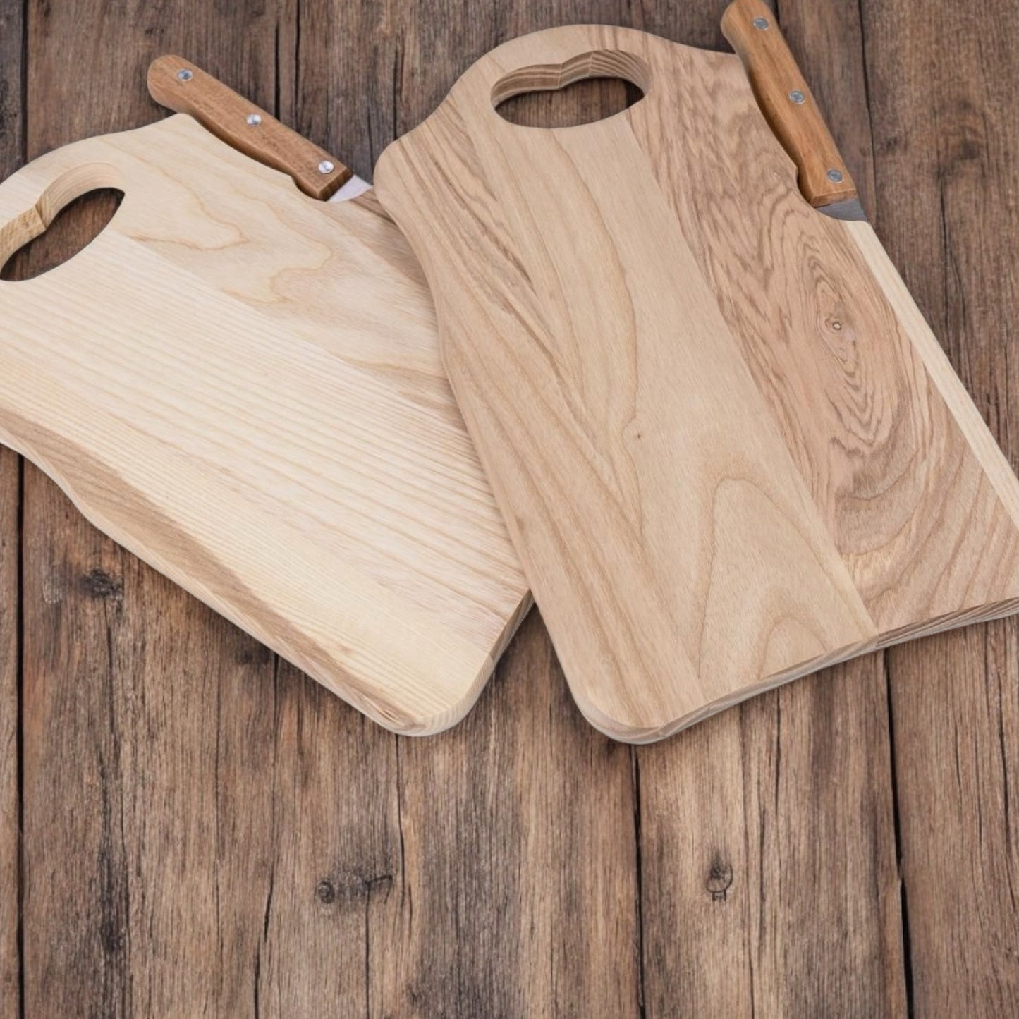 Knivbräda i FSC-certifierad ask med hjärtformat handtag - 26 x 16 x 1,5 cm