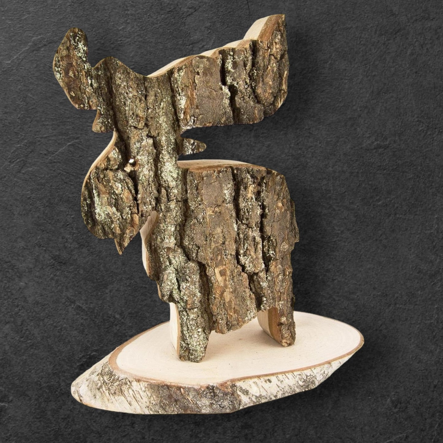 Ein dekorativer Erlenelch auf einem rustikalen Holzbrett mit Rinde