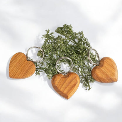 Hjärtformad nyckelring i trä | Oljade körsbär