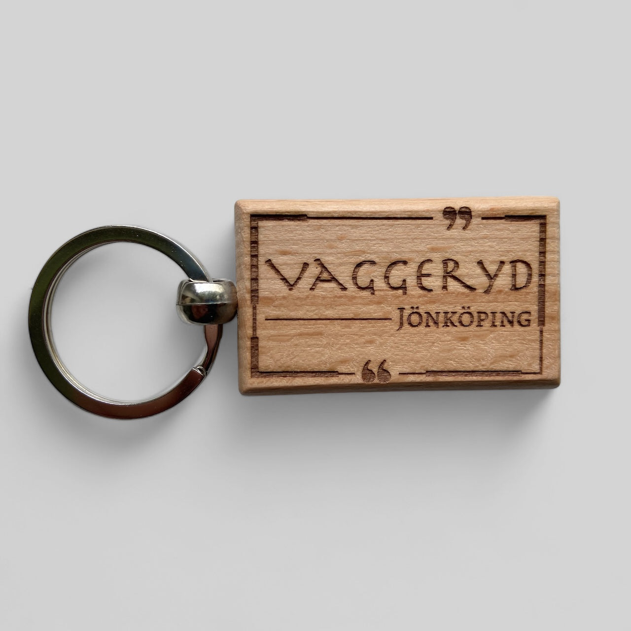 Nyckelring, rektangulär, 32 x 52mm, bok - med gravyr